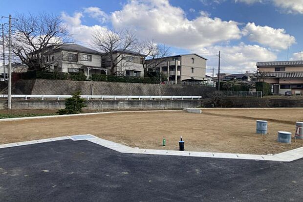 No.5_土地（撮影_2026年2月）前面道路との高低差が少なく、玄関アプローチや駐車がスムーズです。