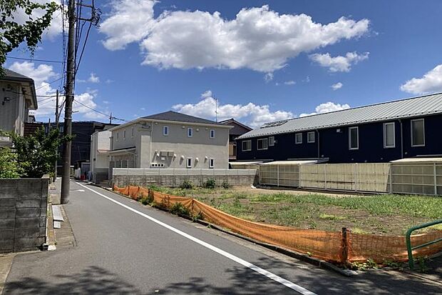 分譲地全景1(撮影_2026年5月)31~32坪の全3区画の分譲地。※販売済区画を含む場合がございます。
