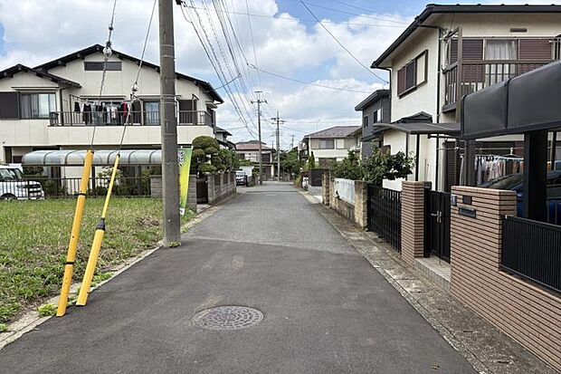 No.2_前面道路（撮影_2026年6月）幅員約4.6mの前面道路。