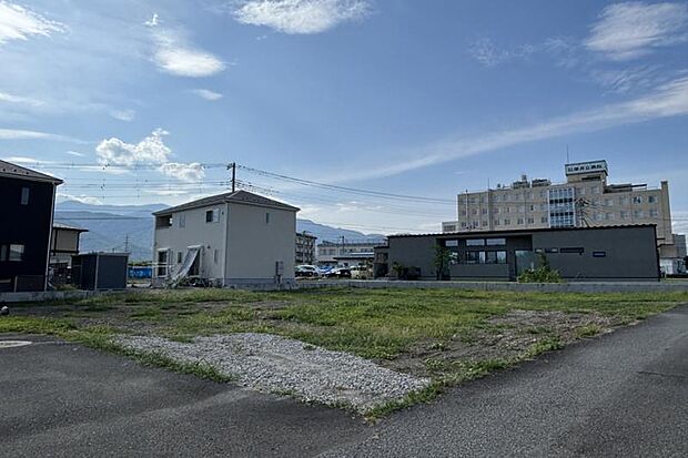 分譲地全景1(撮影_2026年7月)朝日が差し込む東向きの2区画です。※販売済区画を含む場合がございます。