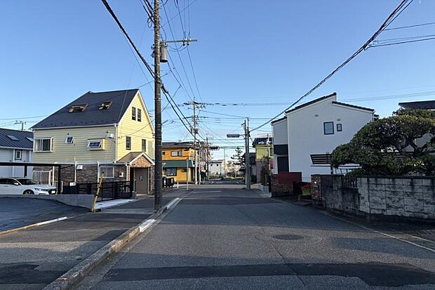 No.1_前面道路1(撮影_2026年9月)見通しの良い前面道路。お車の運転が苦手な方にも嬉しい環境です。