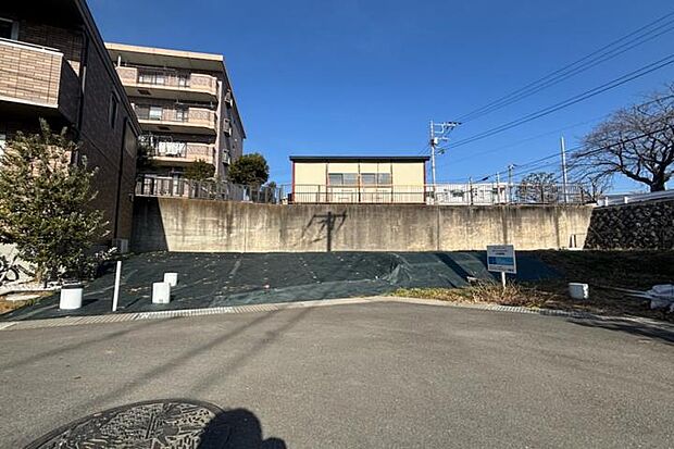 No.14_土地4(撮影_2026年1月)幅員約6mの南側道路に面するため、日当たりが良く気持ちの良い一日を過ごせそう。