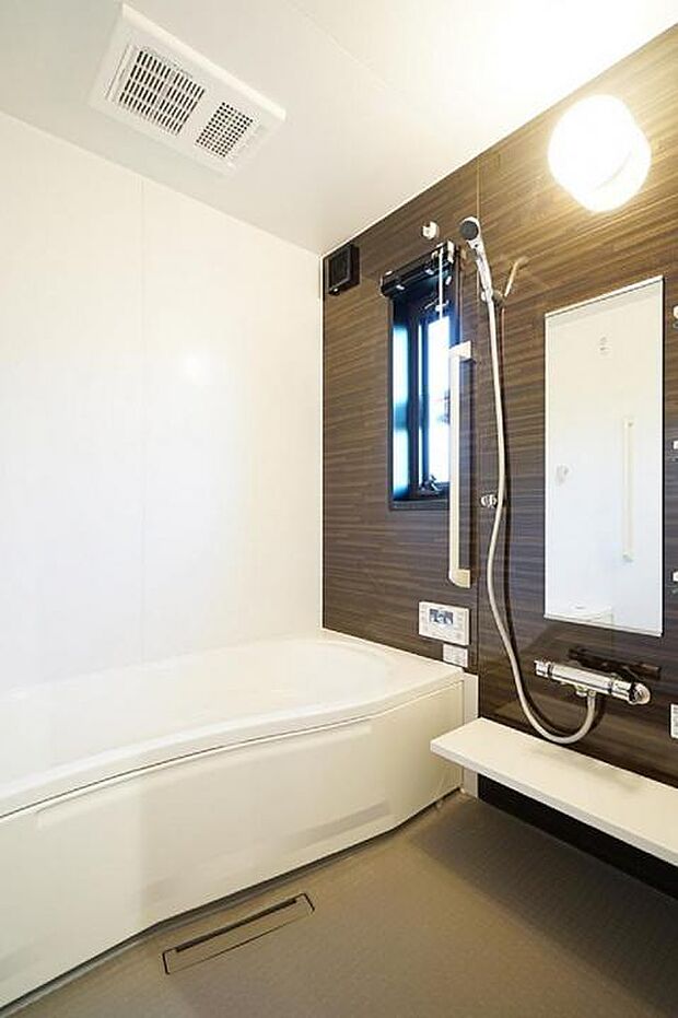 【No.4_浴室(撮影_2023年12月)】高級感のある木調ダーク色のお風呂が、おちつきとくつろぎを生み出します。仕事終わりや、レジャーで楽しみ疲れた身体をリフレッシュ。