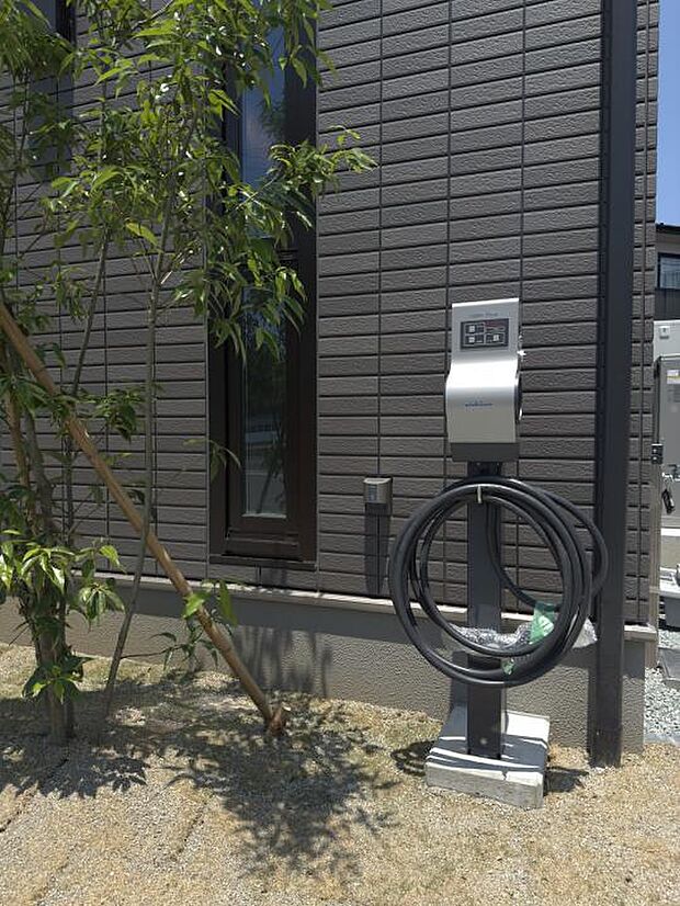 【No.3_VtoH(撮影_2024年6月)】電気自動車への充電だけでなく、電気自動車から建物へ電気供給も可能です。