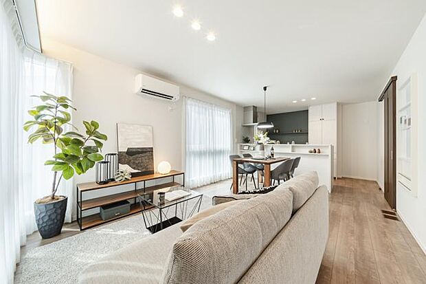 【No.2_LDK3(撮影_2025年9月)】窓を大きくとり明るい光が差し込むリビング。