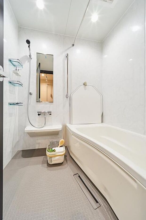 【No.1_浴室（撮影_2023年7月）】ホワイトを基調とした清潔感のあるバスルーム。シンプルなデザインながら光沢のある壁が高級感を演出しています。