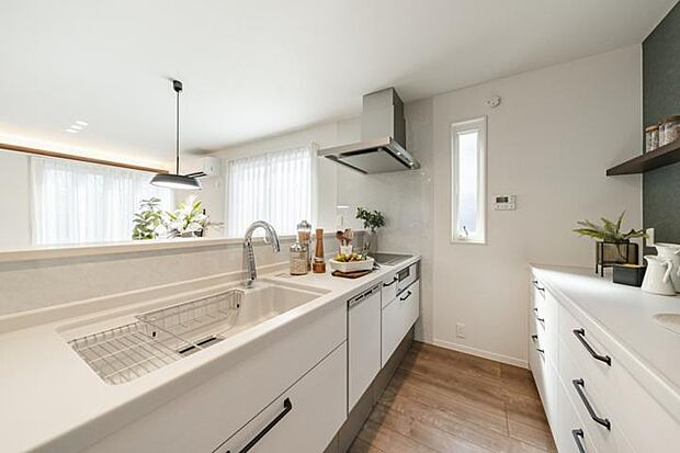 【No.2_キッチン(撮影_2025年9月)】カウンター部分が高く設計されており、つい物を置きがちなキッチンもすっきりと見せてくれます。