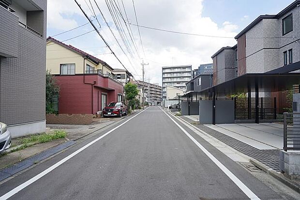 【前面道路（撮影_2024年8月）】幅員約6mの前面道路。