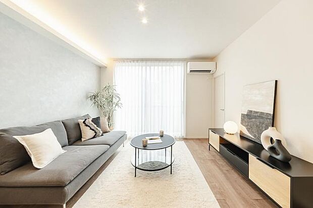 【No.I-3_LDK2（撮影_2025年9月）】水色の壁紙がお部屋のアクセントになっています。