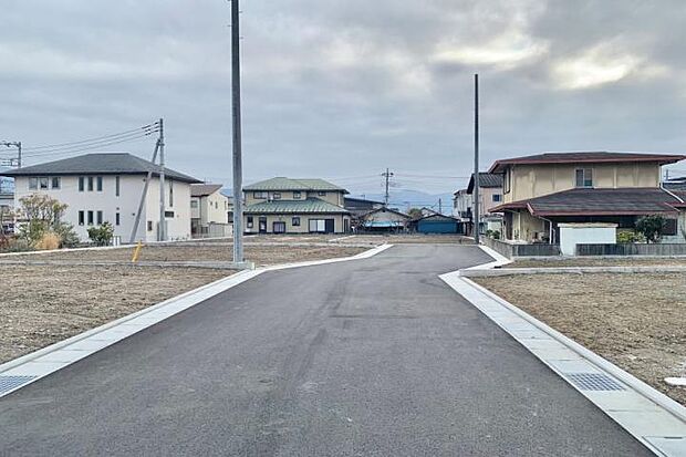 【前面道路(撮影_2024年2月)】駐車やすれ違いのストレスが少ない幅員6mの新設道路です。