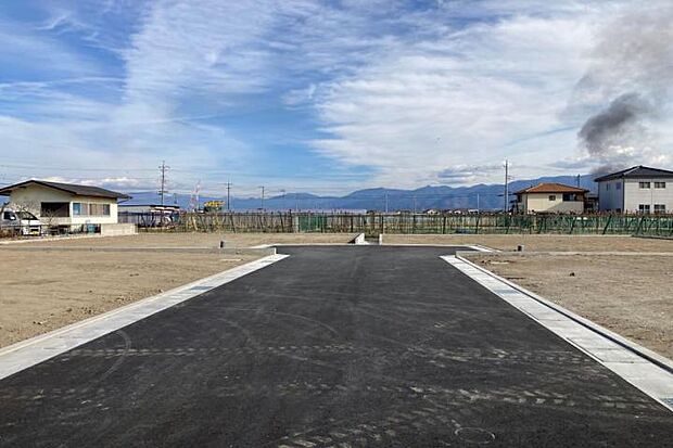 【前面道路(撮影_2024年1月)】駐車やすれ違いのストレスが少ない幅員6mの新設道路です。