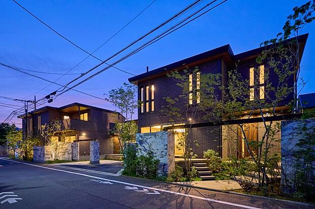 【まちなみ3（夜景）（撮影_2024年5月）】街全体で照明計画を行うことで夜の街に美しさと安全性を確保。全ての区画で門灯・植栽灯を採用しております。※販売済区画を含む場合がございます。最新の販売状況は区画図等をご参照下さい。