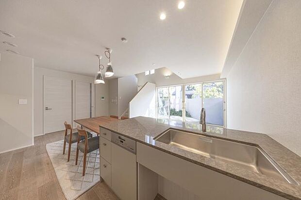 【No.9_LDK3（撮影_2025年9月）】対面オープンのキッチンは作業スペースも広く使いやすい