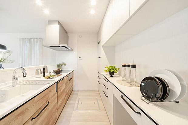 【No.11_キッチン(撮影_2025年10月)】IHクッキングヒーター・食洗機内蔵のシステムキッチン。お料理中の会話も弾むカウンタータイプです。