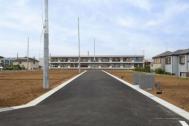 【No.27_土地（撮影_2024年8月）】北側と南側が道路に面した開放感ある区画。南北に広がる敷地でガーデニングなどお楽しみ頂けます。