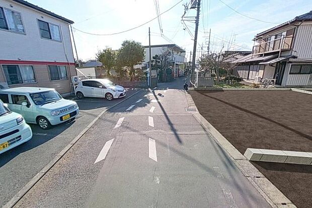 【前面道路1(撮影_2025年3月)】道路と敷地との高低差が少なく、駐車場計画が立てやすいです。※一部CG画像を含みます。