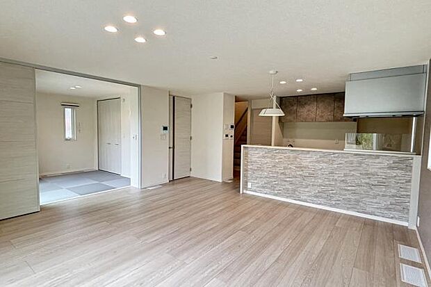 【No.8_LDK2（撮影_2025年5月）】横幅約4.5mのリビングに和室が一体となり、広がりのある空間創出