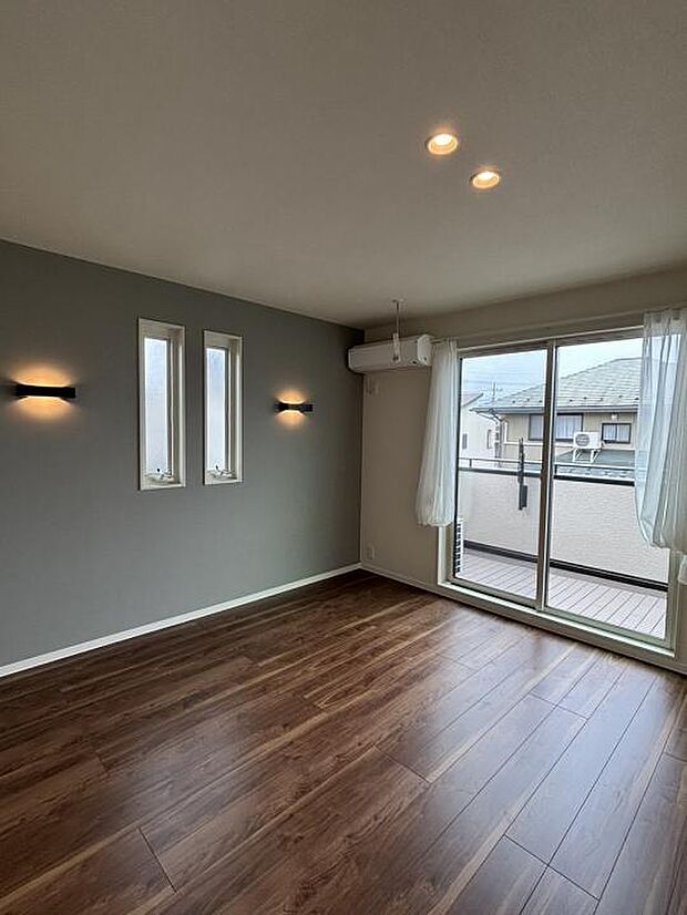 【No.8_主寝室（撮影_2025年5月）】7帖の主寝室とゆとりあるWICがおすすめ。エアコンも完備！