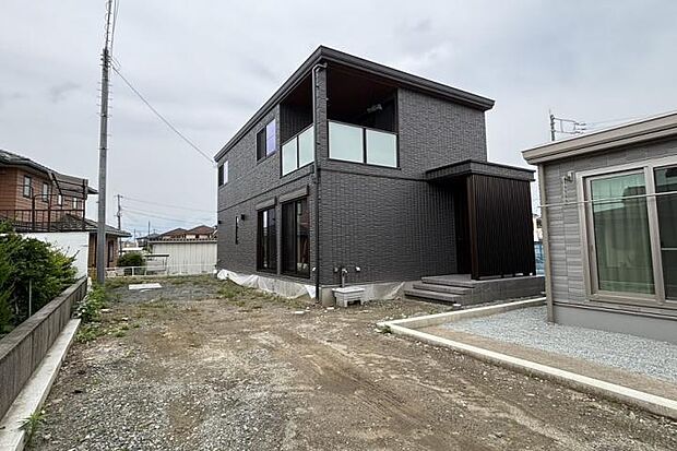 【4ＬＤＫ】No.3_外観（撮影_2025年5月）ジオマイト外壁の深い彫りと陰影がセキスイハイムの邸宅に存在感を与えてくれます。