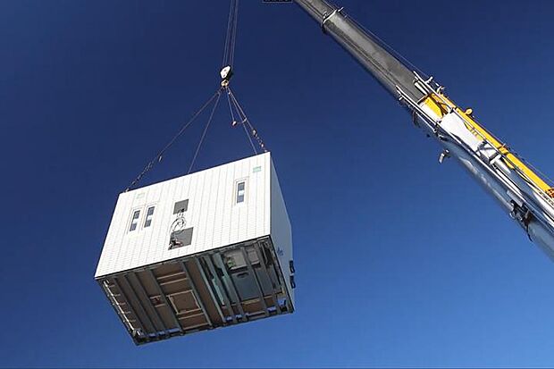 【ユニット工法】　工場で作ったユニットを組み上げて住宅を作る。※建築規模や天候、その他の条件により一日で完了しない場合があります。