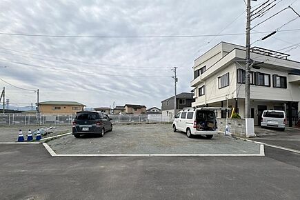 No.5_土地2（撮影日_2026年4月）敷地前面は広く確保されており、車2台以上の駐車スペースもゆとりをもって確保可能。 