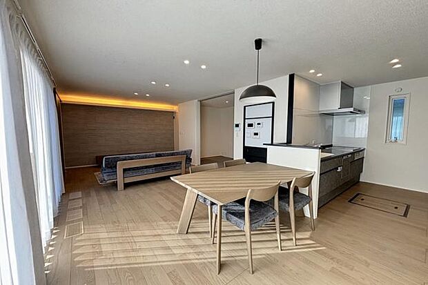 【No.2_LDK1（撮影_2026年1月）】白を基調に木の温もりを取り入れた、明るく開放的なLDK。間接照明が上質な雰囲気を演出し、家族が自然と集まる心地よい空間です。