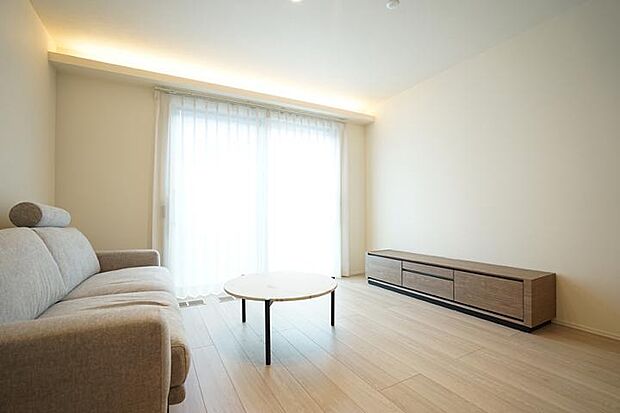 【No.7_リビング（撮影_2025年10月）】コーブ照明の光が空間を優しく照らします。