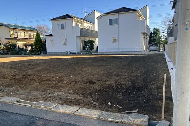 No.4 _土地1（撮影_2025年12月）近隣は2階建てが続く街並みとなります。