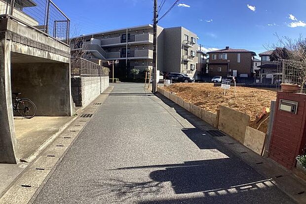 【No.1_道路（撮影_2025年2月）】前面道路も幅4mあり、車庫も入れやすくなってます。