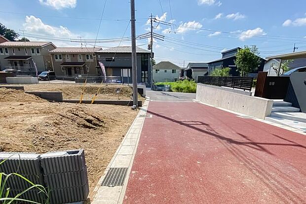 【前面道路2（撮影_2025年9月）】分譲地内までの通り抜けできない道路なので、交通量少なく安全です。