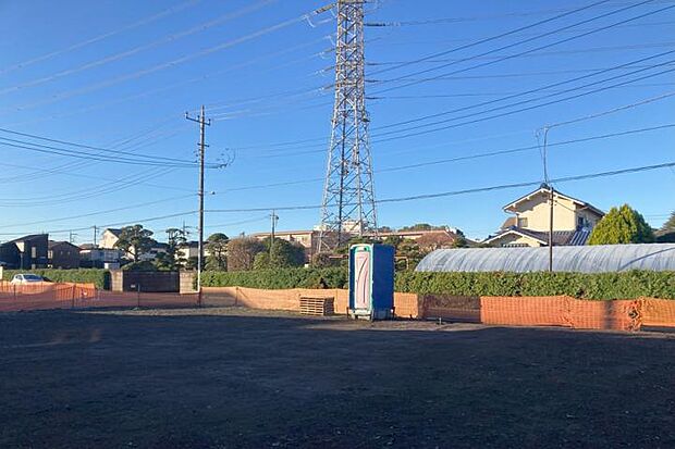 【A街区土地全景4（撮影_2025年12月）】周辺は低層住居が多く、空を広く感じられます。※販売済区画を含む場合がございます。最新の販売状況は区画図等をご参照下さい。
