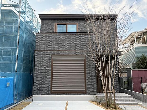 【3ＬＤＫ】No.1_外観1（撮影_2025年12月）工場で作るボックスラーメン構造ユニット工法の鉄骨住宅です。耐震性能も高く、重厚感のあるデザインです。