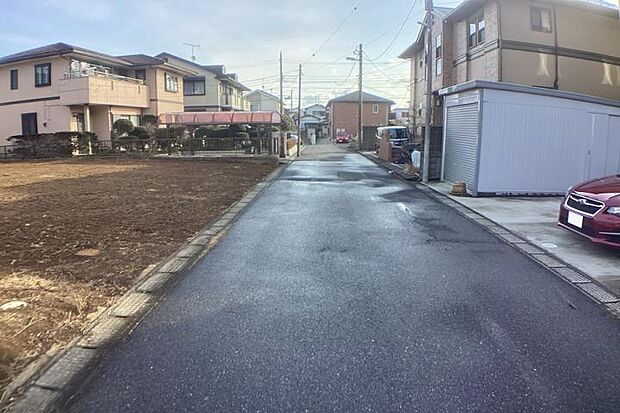 【前面道路2（撮影_2026年1月）】南道路で幅も4m以上あり、ゆとりをもって駐車可能です。