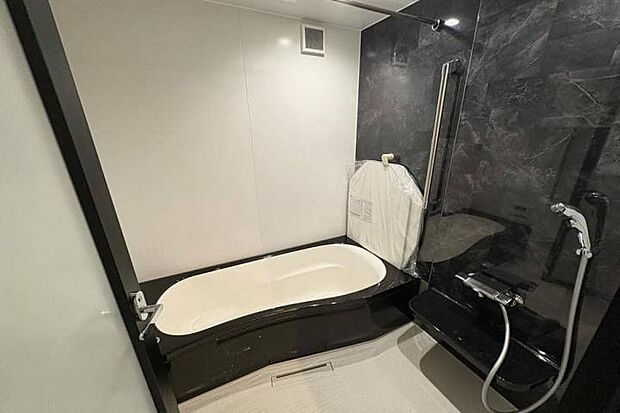 【No.3_浴室(作成_2026年1月)】一日の疲れをゆっくり癒せる、落ち着いた浴室空間。清掃性にも配慮し、毎日気持ちよく使えます。