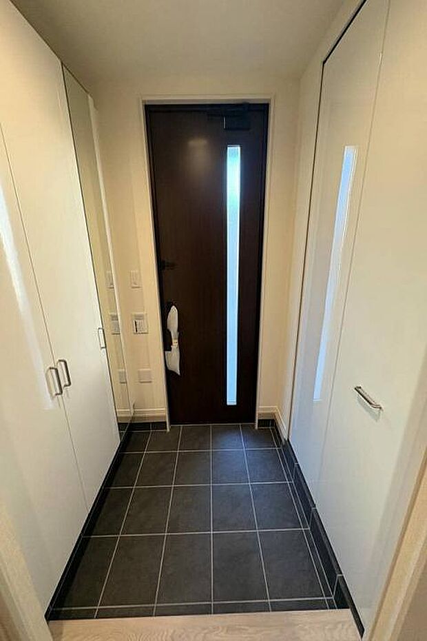 【No.3_玄関1(撮影_2026年1月)】靴や小物をすっきり収納できる、使い勝手の良い玄関。家族みんなが快適に使える設計です。