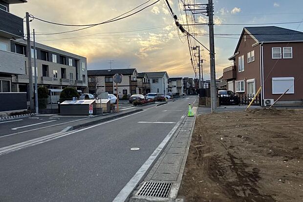 【前面道路2(撮影_2026年1月)】幅員6メートルのゆったり幅です。