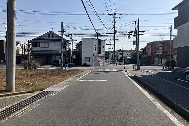 【前面道路2(撮影_2026年3月)】幅員6メートルのゆったり幅です。