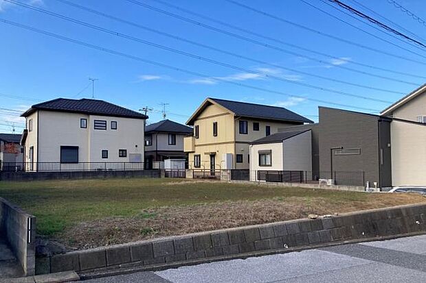 【分譲地全景2（撮影_2025年11月）】プランニングのしやすい60坪以上のお土地です。