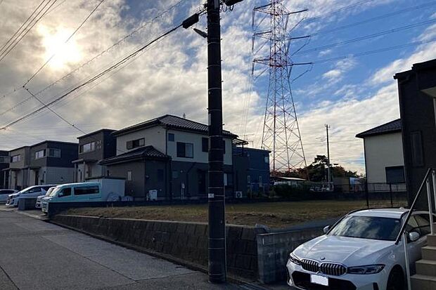 【前面道路（撮影_2025年11月）】前面道路はスムーズに駐車が行える6m道路。