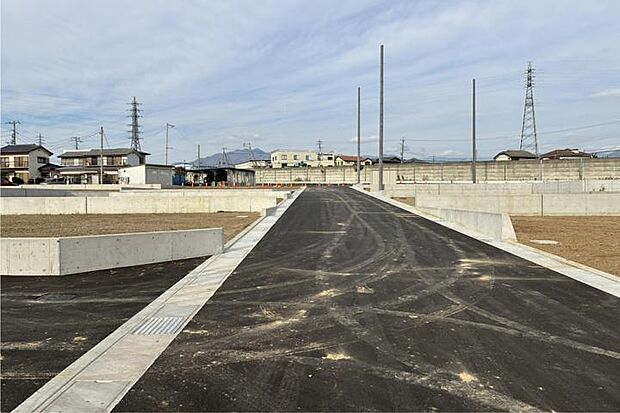 【No6No7No10_前面道路1（撮影_2025年11月）】南側より撮影。前面道路は幅員が6.0mと広く敷地への車の出し入れがしやすい広さになっています。