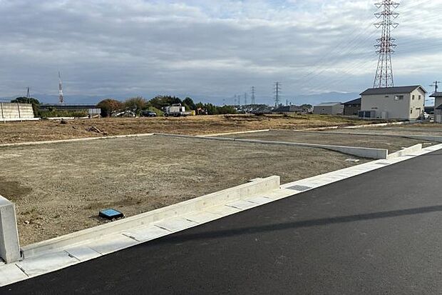 【No.25_土地1（撮影_2025年11月）】北西より撮影。土地面積:203.43m2（61.53坪）南ひな壇の敷地になります。2階から富士山が見えます。