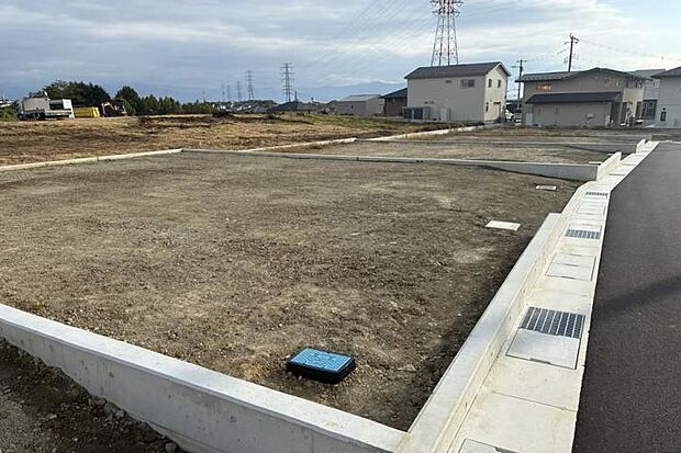 No.26_土地1（撮影_2025年11月）北西より撮影。土地面積:203.05m2（61.42坪）北側に建物を寄せて計画を建てる事で南側が空けやすく、日当たりが確保しやすいです。