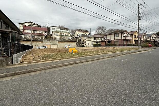 土地全景2（撮影_2026年3月）※販売済区画を含む場合がございます。最新の販売状況は区画図等をご参照下さい。家族と大切な時間を過ごすマイホームをご要望に合わせて設計致します。