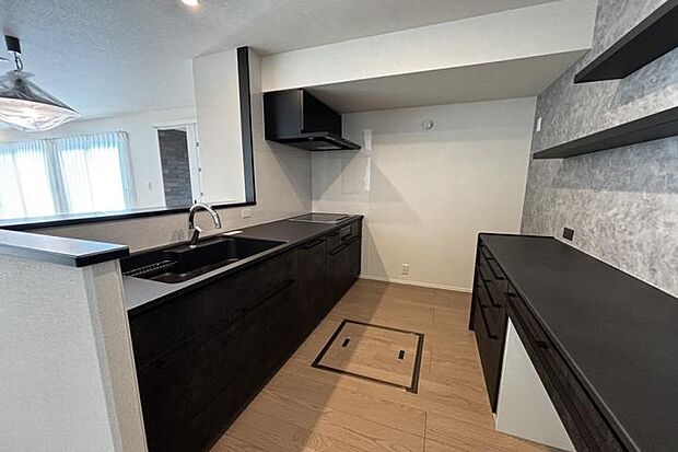 【No.3_キッチン（撮影_2026年3月）】統一されたスタイリッシュなキッチン。作業スペースが広く、収納力も豊富で家事効率が向上。背面カウンター付きで配膳や片付けもスムーズに行えます。