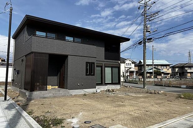 【4ＬＤＫ】No.3_外観1（撮影_2026年3月）南面に大開口を採用しており、日当たり良好です。東側の道路も比較的交通量も少なく、通学も安心です。