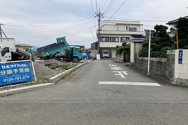 【No.2_前面道路(撮影_2025年6月)】幅員4.7m。周辺にお住いの方がメインで使用する道路となります。