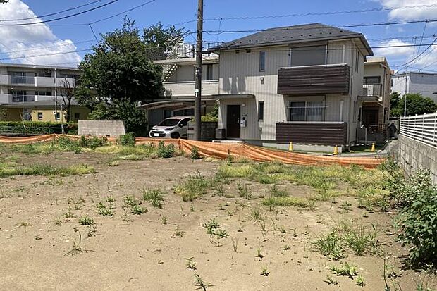 【分譲地全景3(撮影_2026年5月)】分譲地全体を南東側から撮影。スーパーなどの利便施設も徒歩圏内に複数あり安心です。※販売済区画を含む場合がございます。
