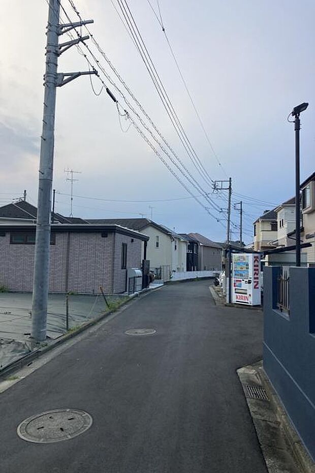 【前面道路1(撮影_2026年8月)】幅員約4.4~4.5mの東側前面道路。落ち着いた住宅街に位置する分譲地です。