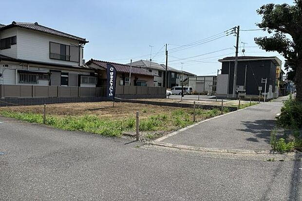 【分譲地全景2（撮影_2026年7月）】全2区画ともに角地。開放感あふれる街区で、ゆとりある暮らしを叶えます。※販売済区画を含む場合がございます。