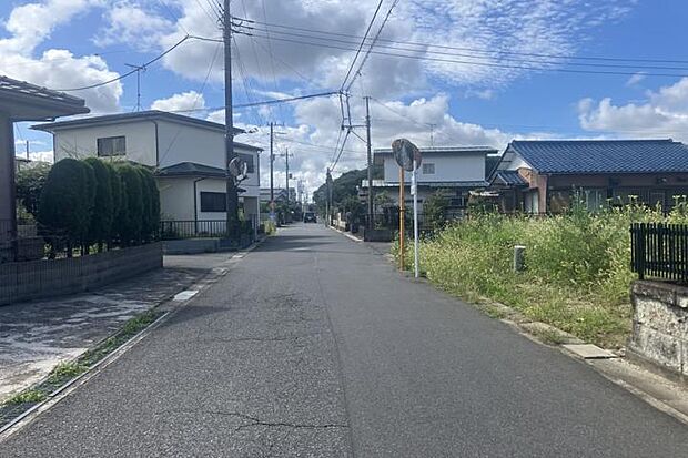 【No.3_前面道路(撮影_2026年8月)】幅員約5.5mの前面道路。造成工事は2026年9月完了予定です。